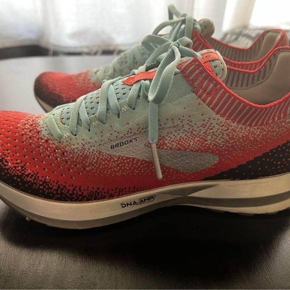 🌟 Elevate Your Style with Brooks Women's Levitate 2 Coral/Blue/Black 9 B US 🌟 - Picture 4 of 5